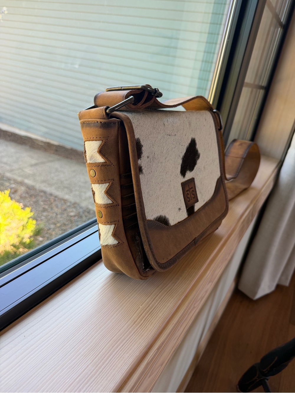 STS Ranchwear Brown Leather Crossbody with White & Black Cowhide Front - Picture 5 of 7